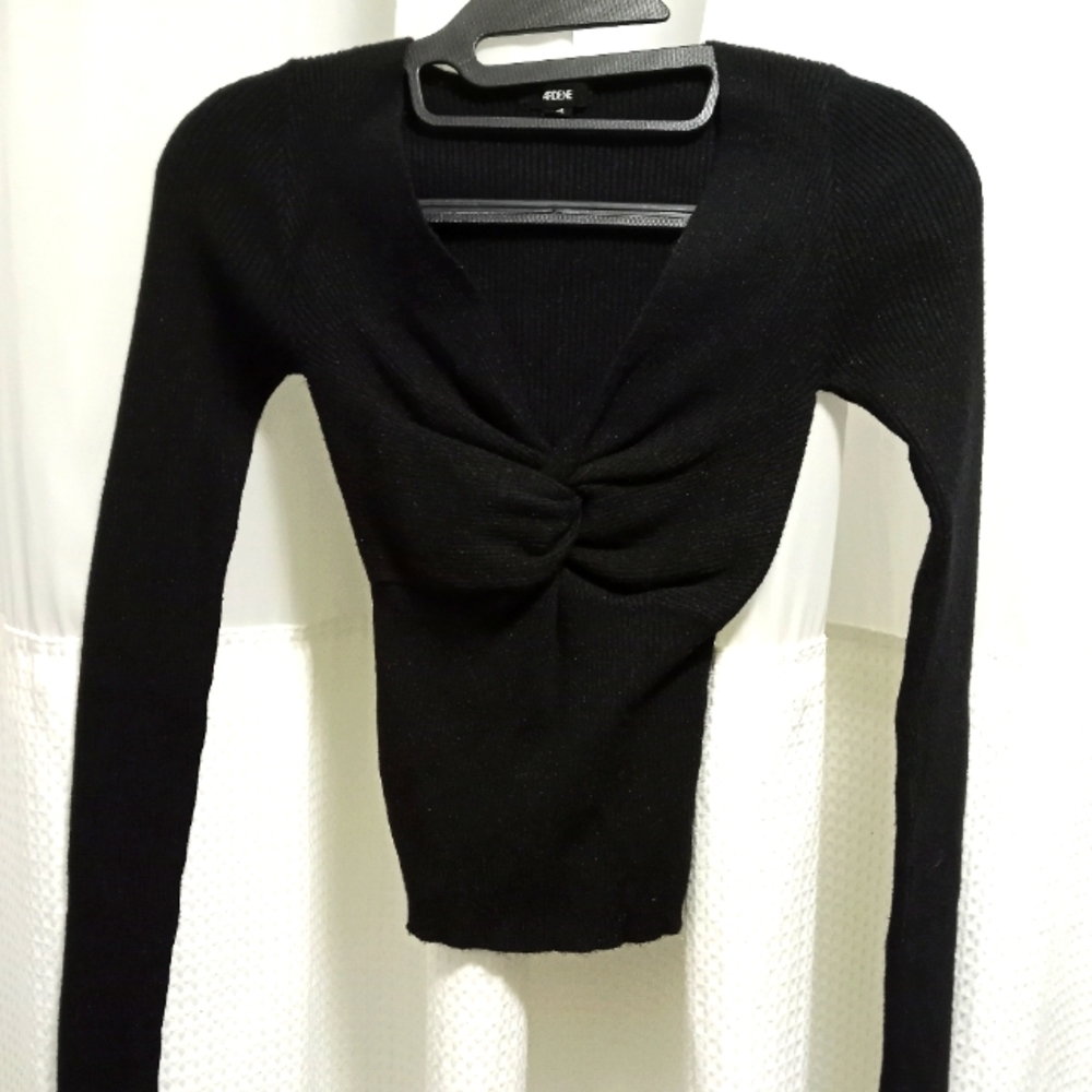 ARDENE twist front sweater. EUC.
